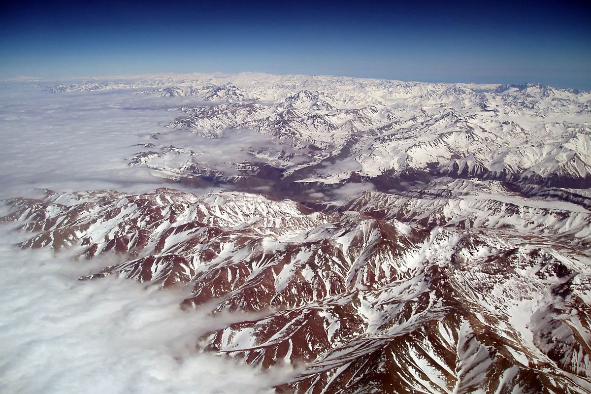 Pegunungan Andes adalah salah satu pegunungan yang memiliki ukuran sangat besar.