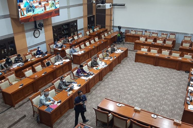 Suasana rapat kerja Komisi III DPR dengan Kepala Pusat Pelaporan dan Analisis Transaksi Keuangan (PPATK) Ivan Yustiavandana di Kompleks Parlemen, Jakarta, Selasa (5/4/2022). 