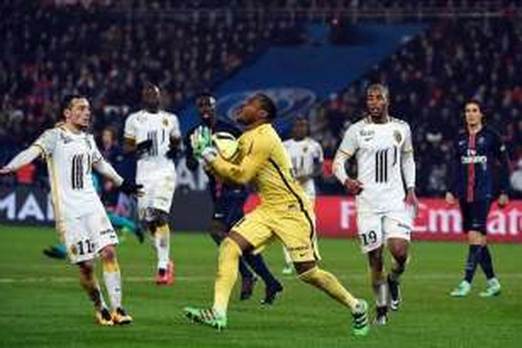 Vincent Enyeama tampil gemilang kawal gawang Lille saat menahan imbang PSG 0-0 di Parc des Princes, Sabtu (13/2/2016). 