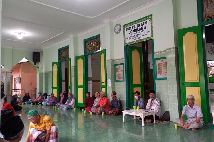 Warga Jomblang Barat mengijuti tradisi Jaburan di Masjid Jami Jomblang,Semarang, Selasa (28/3/2023)