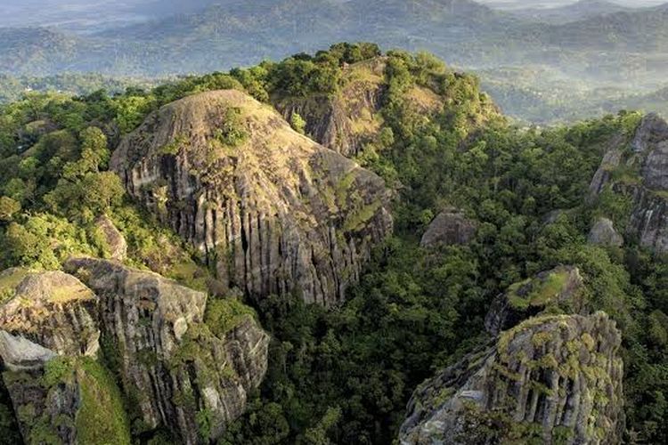 Pemandangan Gunung Api Purba Nglanggeran yang berlokasi di Desa Nglanggeran, Kecamatan Patuk, Kabupaten Gunungkidul, Provinsi DI Yogyakarta.
