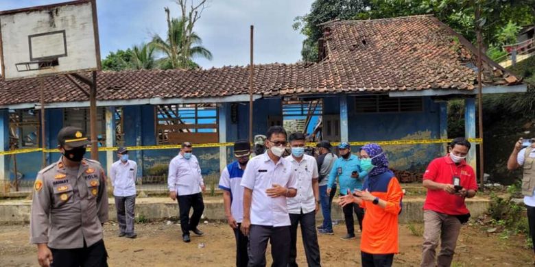 Bupati Lebak Iti Octavia Jayabaya saat meninjau gedung sekolah yang ambruk di Kecamatan Cibeber, Rabu (24/11/2021)