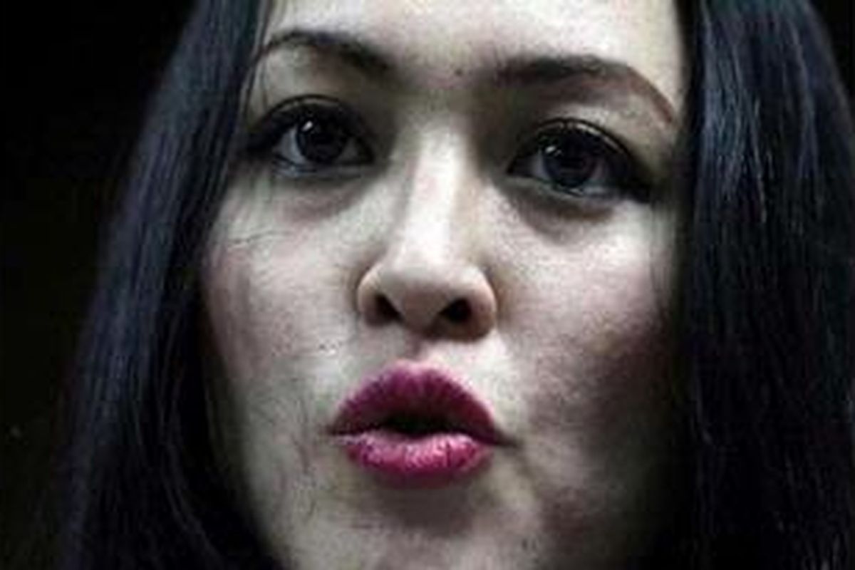 Terdakwa Angelina Sondakh memberikan keterangan kepada wartawan usai menjalani sidang vonis yang digelar di Pengadilan Tindak Pidana Korupsi, Jakarta, Kamis (10/1/2013). Angie divonis 4 tahun 6 bulan penjara dengan denda 250 juta Rupiah, karena terbukti terlibat dalam kasus korupsi penerimaan hadiah dalam penganggaran di Kemenpora dan Kemendiknas.  