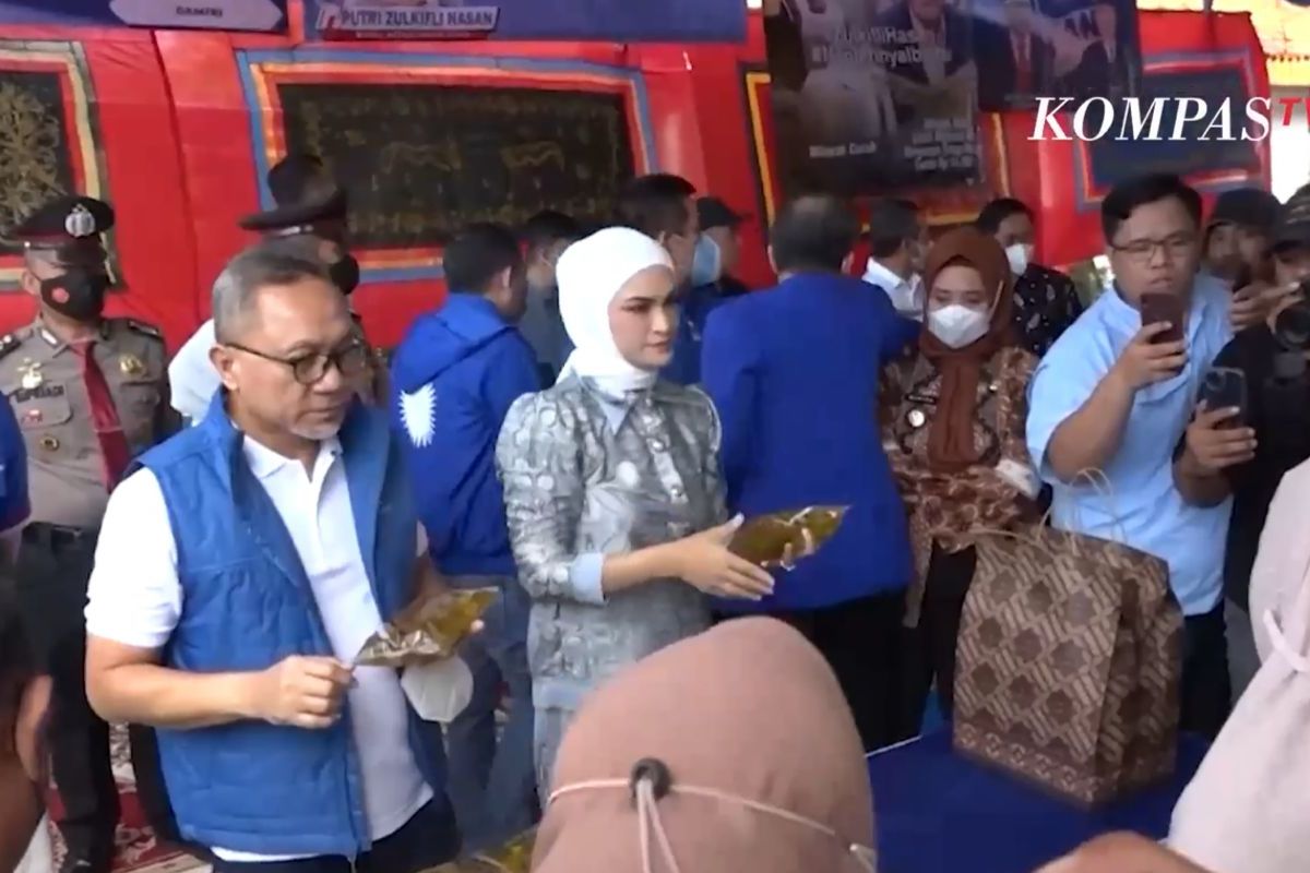 Ketua Umum PAN Zulkifli Hasan dan putrinya, Futri Zulya Savitri di acara pasar murah PAN di Lampung, Sabtu (9/7/2022).