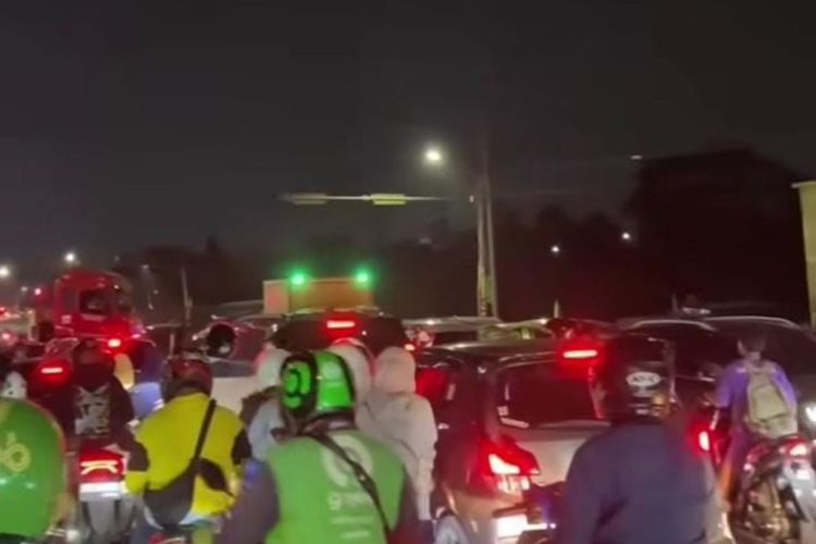 Exit Tol Sawangan Macet Parah akibat Proyek Galian, Kini Lalin Kembali Lancar