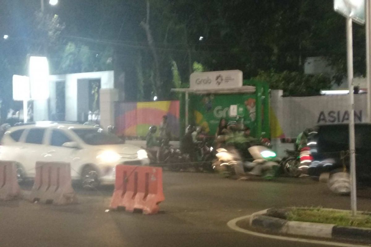 Selter Grab yang berdiri di atas trotoar Gelora Bung Karno.