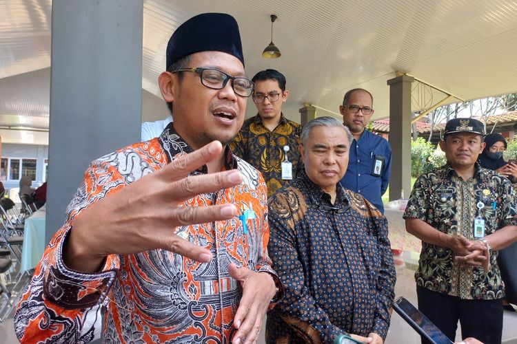 Wakil Wali Kota Depok Imam Budi Hartono saat memberikan tanggapan soal fenomena 'Citayam Fashion Week' kepada wartawan di Sekolah Al Fikri Depok pada Kamis (14/7/2022).