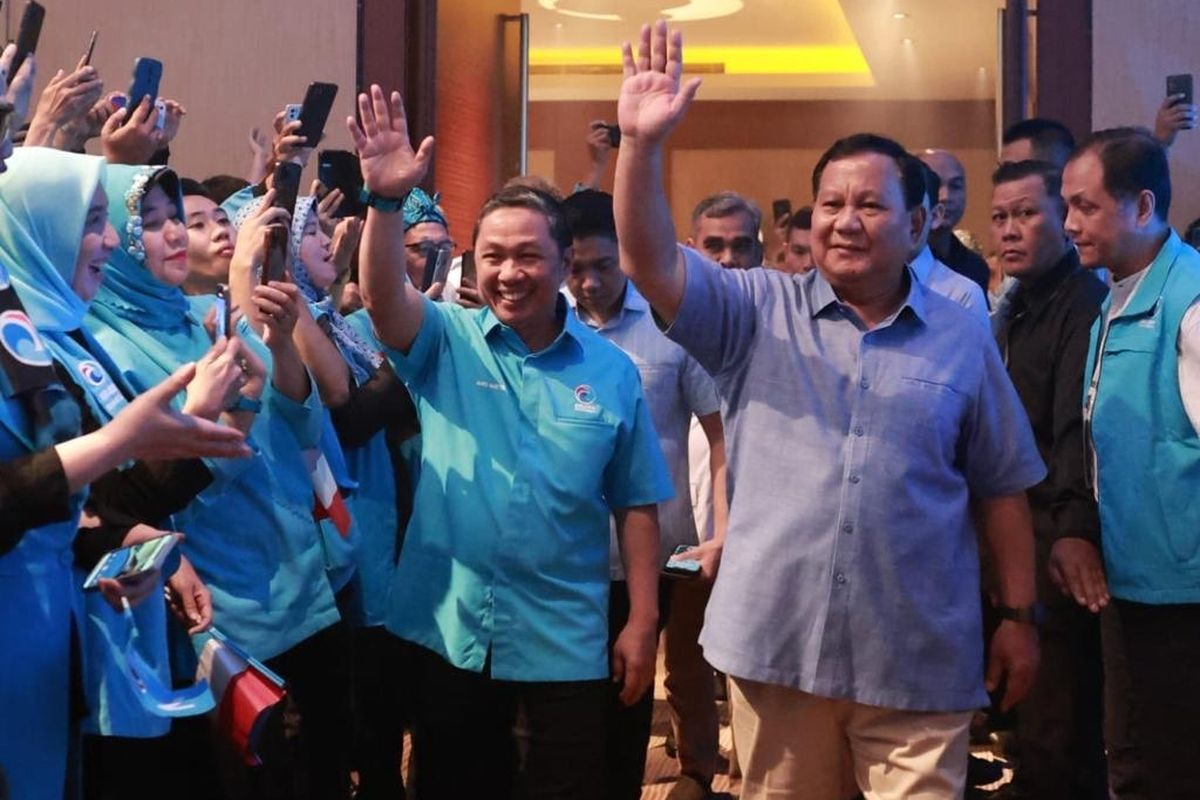 Ketua Umum Partai Gelombang Rakyat (Gelora) Indonesia Anis Matta bersama calon presiden (capres) Prabowo Subianto sedang melambaikan tangan kepada kader Partai Gelora. 