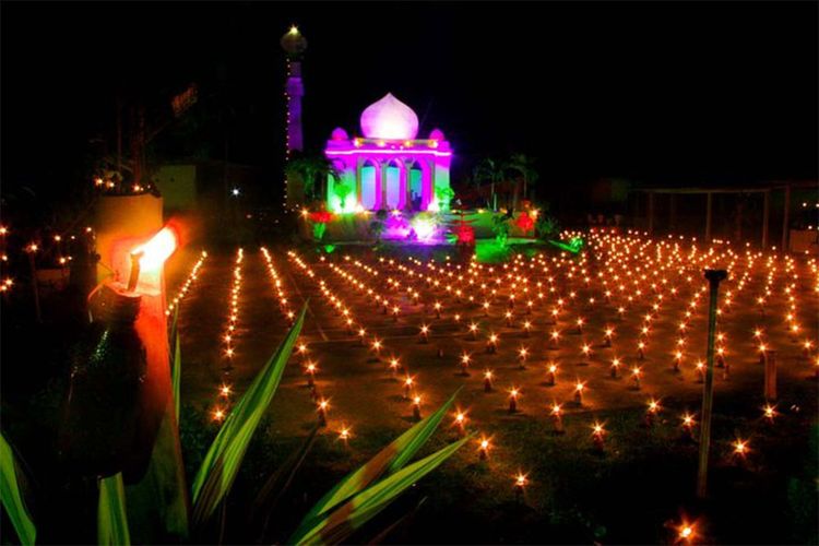 Nyala lampu botol yang bertebaran di halaman sebuah rumah warga Gorontalo pada tiga hari menjelang Hari Raya Idul Fitri. Tradisi menyalakan lampu di Gorontalo ini dinamakan Tumbilotohe, yang dimaksudkan untuk menyambut datangnya Hari Raya.
