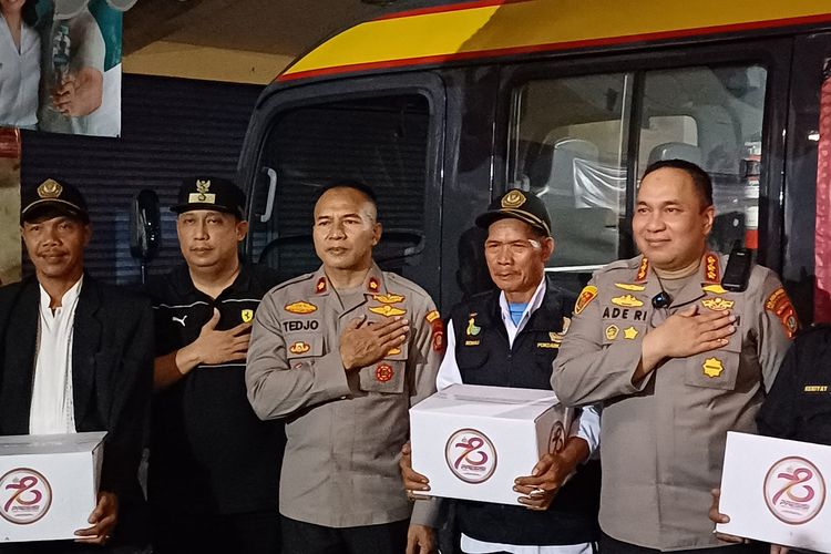Beberapa petugas keamanan lingkungan yang mendapatkan bantuan berupa paket sembako dari Kapolres Metro Jakarta Selatan Kombes (Pol) Ade Rahmat Idnal di kawasan Pesanggrahan, Jakarta Selatan, Rabu (26/6/2024).