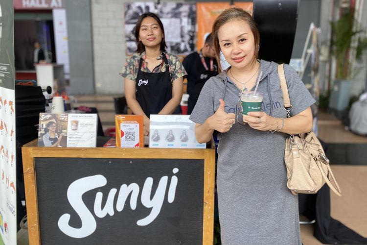 Adis, pembeli kopi Sunyi di IIMS 2024