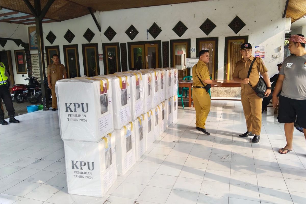 Pendistribusian logistik Pilkada 2024 di Kabupaten Buleleng, Provinsi Bali, Senin (25/11/2024).
