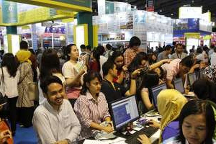 Pengunjung yang antre di loket pembelian tiket di Garuda Indonesia Travel Fair, Jakarta Convention Centre, Jakarta Pusat, Jumat (29/4/2016). Pameran yang diselenggarakan untuk mempromosikan pariwisata domestik dan mancanegara ini diikuti oleh lebih dari 100 jasa penyedia perjalanan dan Pameran ini berlangsung dari tanggal 29 April sampai 1 Mei.