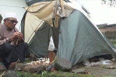 Ibu di Lombok Tengah Tidur di Tenda Samping Makam Bayinya yang Meninggal Diduga karena Diabaikan RS