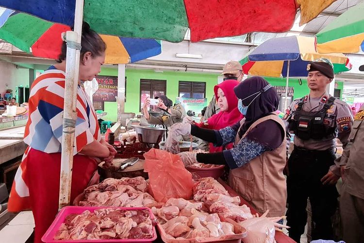 Petugas gabungan Dinas Pertanian dan Pangan Kota Magelang melakukan inspeksi mendadak di Pasar Rejowinangun Kota Magelang, Kamis (14/4/2023).