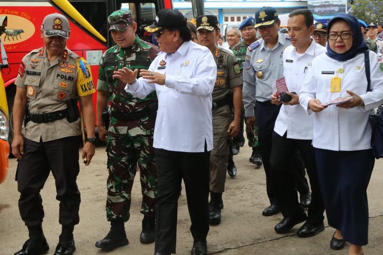 Kapolda Sumatera Selatan Irjen Pol Zulkarnain Adinegara bersama Sekda Provinsi Sumsel Nasrun Umar usai melakukan apel persiapan angkutan lebaran.