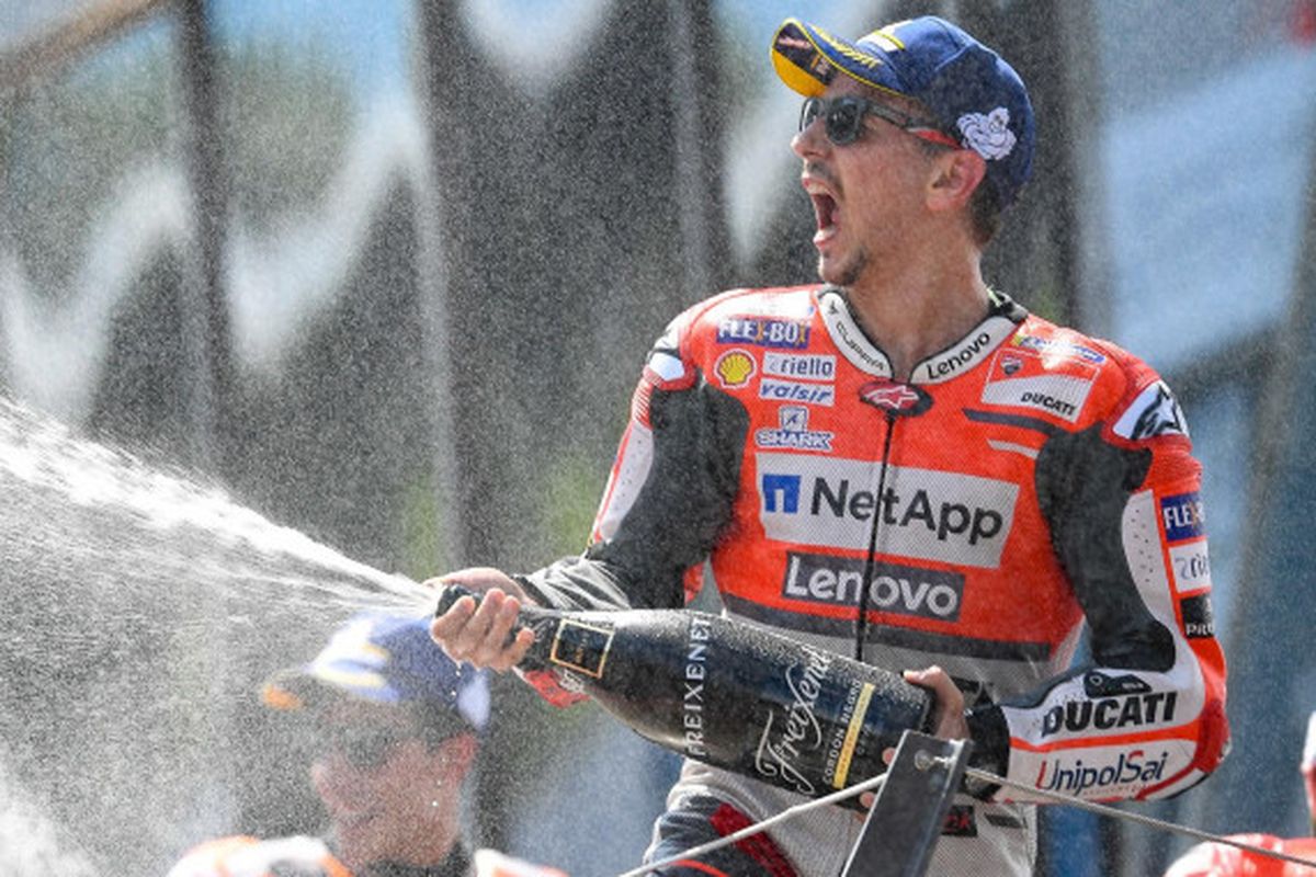 Jorge Lorenzo merayakan kemenangannya pada balapan MotoGP Austria di Red Bull Ring, Austria, Minggu (12/8/2018).
