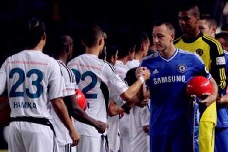 Pemain Chelsea FC, John Terry bersalaman dengan pemain Indonesia All Star sebelum laga persahabatan di Stadion Utama Gelora Bung Karno, Senayan, Jakarta, Kamis (25/7/2013). Laga ini merupakan rangkain tur Chelsea di Asia.