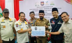 Kasatgas Tito dan Mensos Serahkan Bansos Rp 100 Miliar untuk Korban Bencana di Sumatera