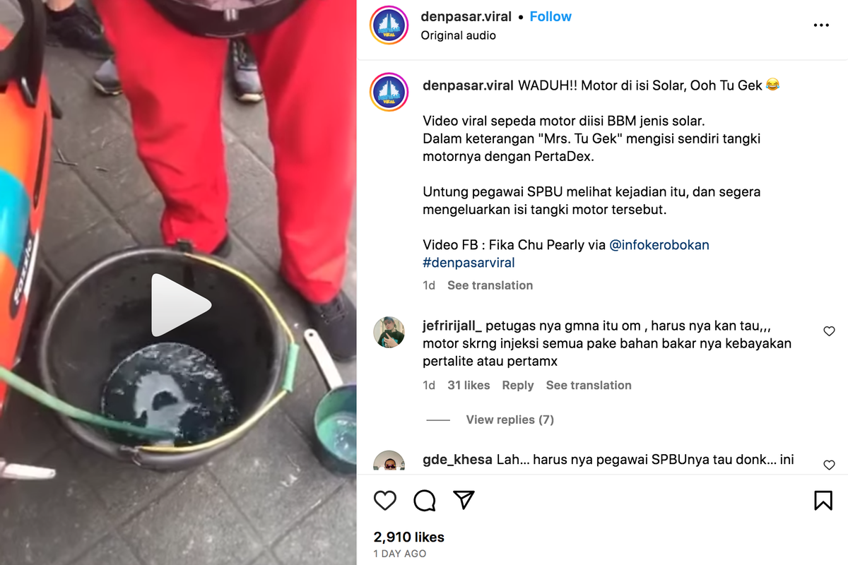 WNA mengisi bahan bakar motor matik dengan solar