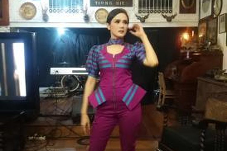 Mulan Jameela diabadikan usai jumpa pers peluncuran klip video untuk single barunya, Trauma, di kediamannya, Jalan Pinang Emas III, Jakarta Selatan, Senin (31/8/2015) sore.