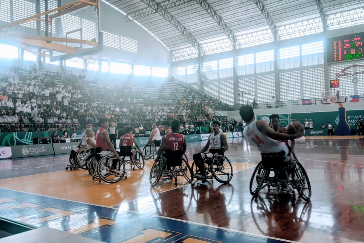 Pertandingan Indonesia vs Kamboja pada cabor basket kursi roda atau wheelchair putra ASEAN Para Games 2022 di Sritex Arena pada Selasa (2/8/2022).
