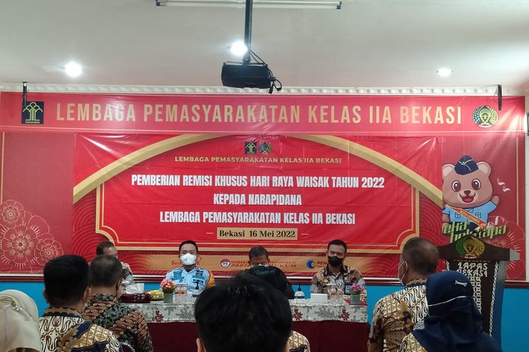 Pemberian remisi RK I kepada lima orang warga binaan beragama Buddha di Lapas Kelas IIA Bekasi, Bulak Kapal, Bekasi Timur, Kota Bekasi. Diketahui, pemberian remisi tersebut diberikan dalam perayaan Hari Raya Waisak untuk umat Buddha.