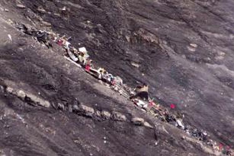 Foto yang diambil dari video AFP TV menunjukkan lokasi jatuhnya pesawat Airbus A320 milik maskapai Germanwings di kawasan pegunungan Alpen, Perancis, Selasa (24/3/2015).  Sebanyak 144 penumpang dan 6 awak menjadi korban dalam kecelakaan tersebut.