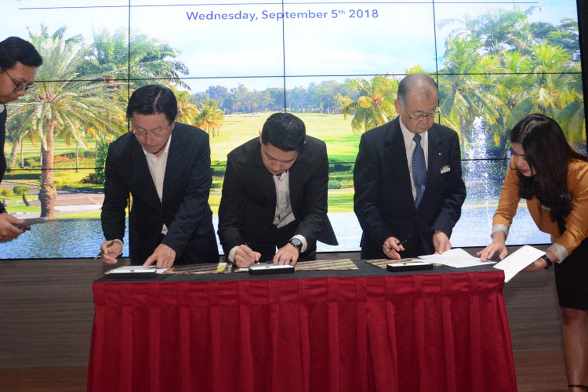 Koichiro Hirata, Chairman Nice Corporation, Sutedja S. Darmono, President Director PT Grahabuana Cikarang, dan Yoshihisa Doumoto, President Keihan Real Estate Co., Ltd menandatangani kesepakatan joint venture untuk pengembangan lahan residensial, Rabu (5/9) di Jakarta. 