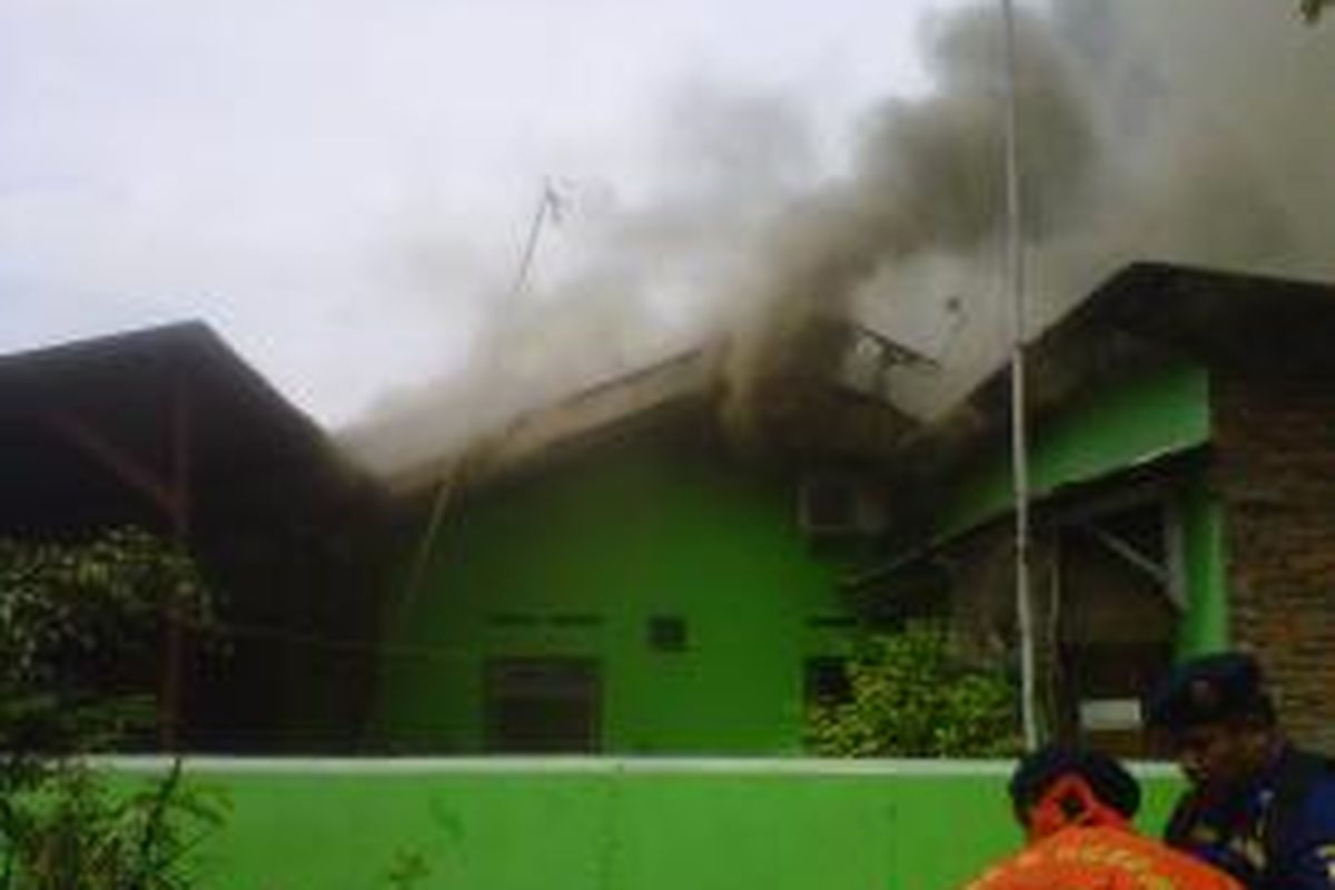 Si jago merah kembali melalap 8 rumah di perumahan Asrama Bimob , Jalan Kesatrian IX Rt 001/07, Cilincing, Jakarta Utara. Kebakaran terjadi  sekitar pukul 09.00 dan api baru bisa dipadamkan satu jam kemudian.