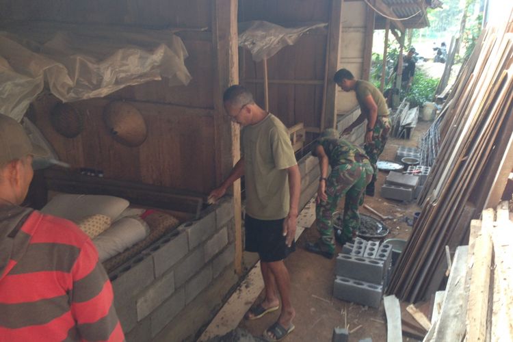 Sejumlah personel TNI AD bersama warga melakukan pemugaran rumah milik Saonah di Kelurahan Kalisegoro, Kecamatan Gunung Pati, Kota Semarang, Senin (10/7/2017). Pemugaran rumah tak layak huni itu merupakan salah satu program dari tentara manunggal membangun desa ke 99  tahun 2017 ini.