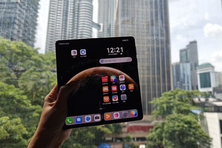 Huawei merilis ponsel lipat Mate X6 di Kuala Lumpur, Malaysia, Selasa (18/2/2025). Huawei Mate X6 dibekali layar utama LTPO OLED 7,93 inci, rasio nyaris 1:1 dan resolusi 2.440x2.440 piksel. Layar ini memiliki refresh rate variabel antara 1-120 Hz serta didukung kecerahan puncak 1.800 nits.