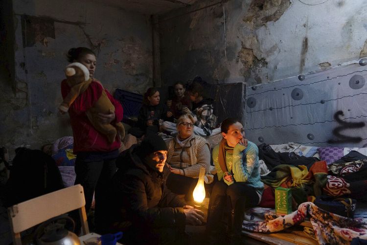 Orang-orang menetap di tempat perlindungan dari bom di Mariupol, Ukraina, Minggu (6/3/2022).