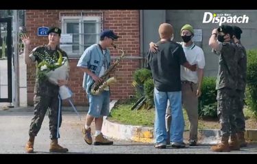Member BTS, Jin, keluar dari wamil (wajib militer) hari ini, Rabu (12/6/2024) pagi setelah masa tugasnya berakhir.