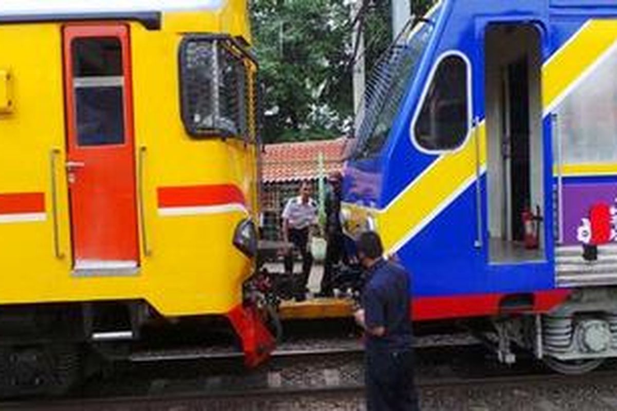 Ilustrasi: KRL Commuterline yang mengalami gangguan akibat korslet kabel junction box sekitar pukul 12.00 WIB akhirnya ditarik oleh KRL Penolong Djoko Tingkir, Selasa (5/2/2013)