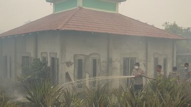 Karhutla Kubu Raya Nyaris Menjalar ke Masjid, Api Tinggal Sejengkal dari Dinding