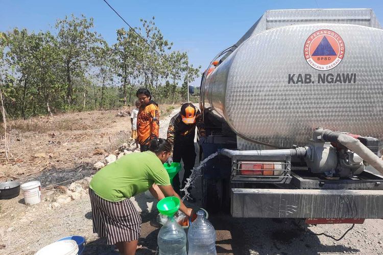 Droping air bersih di Desa Beringin, salah satu Desa yang mengalami musim kemarau ekstrem. Di Kabupaten Ngawi ada 10 Desa di 7 Kecamatan yang mengalami kekeringan ekstrem sementara 30 desa lainnya siaga musim kering.