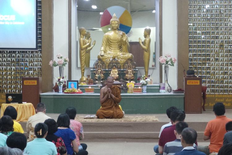Umat Budhis beribadah di Vihara Cakung Dharma Sukha
