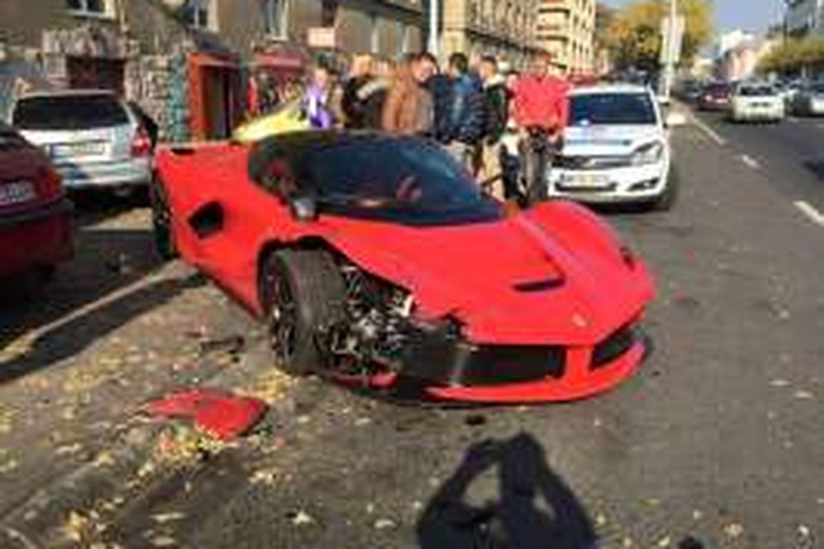 Baru keluar dealer, Ferrari seri LaFerrari 499 langsung ringsek di pinggir jalan Vaci, Budapest, Hongaria. DIduga pengemudi kehilangan kendali atas hypercar tersebut. 