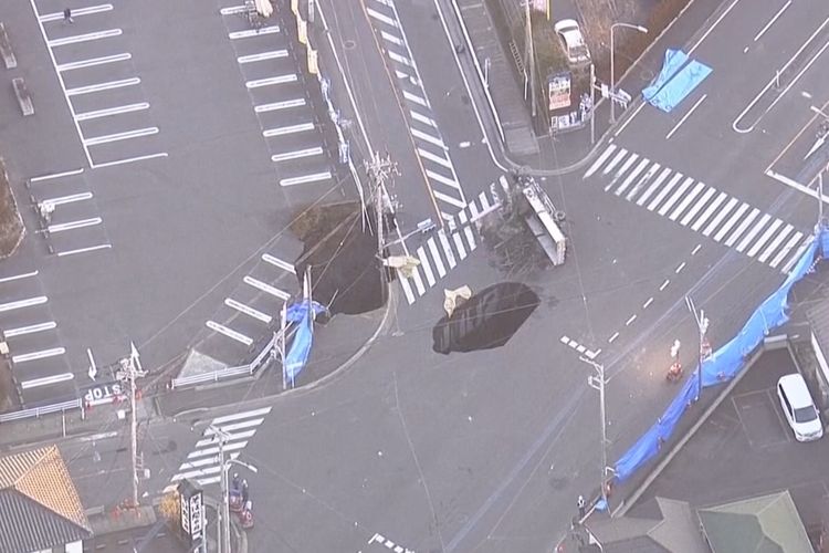 Tangkapan layar dari tayangan stasiun televisi memperlihatkan dua sinkhole muncul di jalan Kota Yashio, Prefektur Saitama, Jepang, Selasa (28/1/2025).