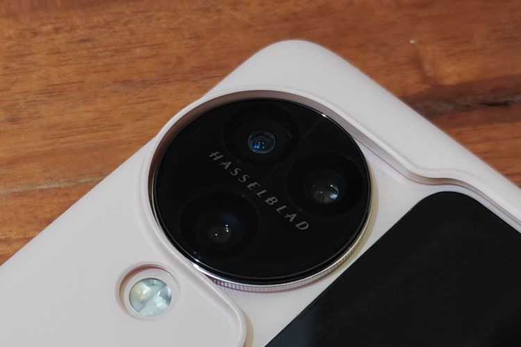 Ilustrasi kamera belakang Oppo Find N3 Flip yang berteknologi Hasselblad.