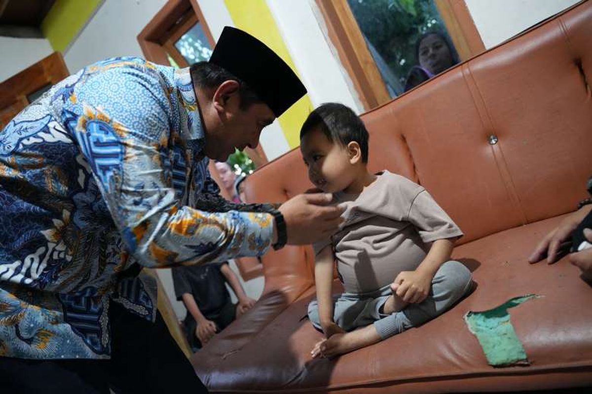 Penjabat (Pj) Gubernur Provinsi Sulawesi Barat Bahtiar Baharuddin bercengkrama dengan Athala Dwi Putra (6 tahun) bocah yang menderita penyakit ginjal bocor. Hal ini dilakukan Pj Bahtiar saat mengunjungi rumah Athala Dwi Putra di Desa Tangnga-Tangnga, Kecamatan Tinambung, Kabupaten Polewali Mandar, Sulawesi Barat Jumat (19/7/2024).