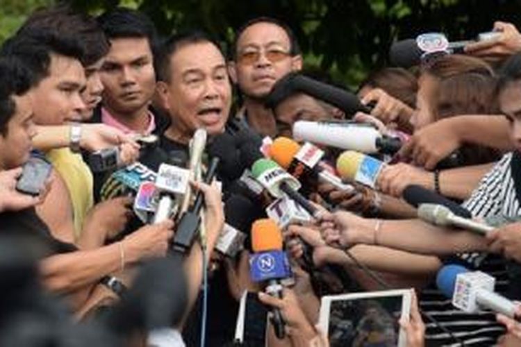 Komisaris Polisi Thailand, Somyot Pumpanmuang (tengah) memberikan keterangan kepada media di Bangkok, dalam jumpa pers hari Sabtu (29/8/2015).