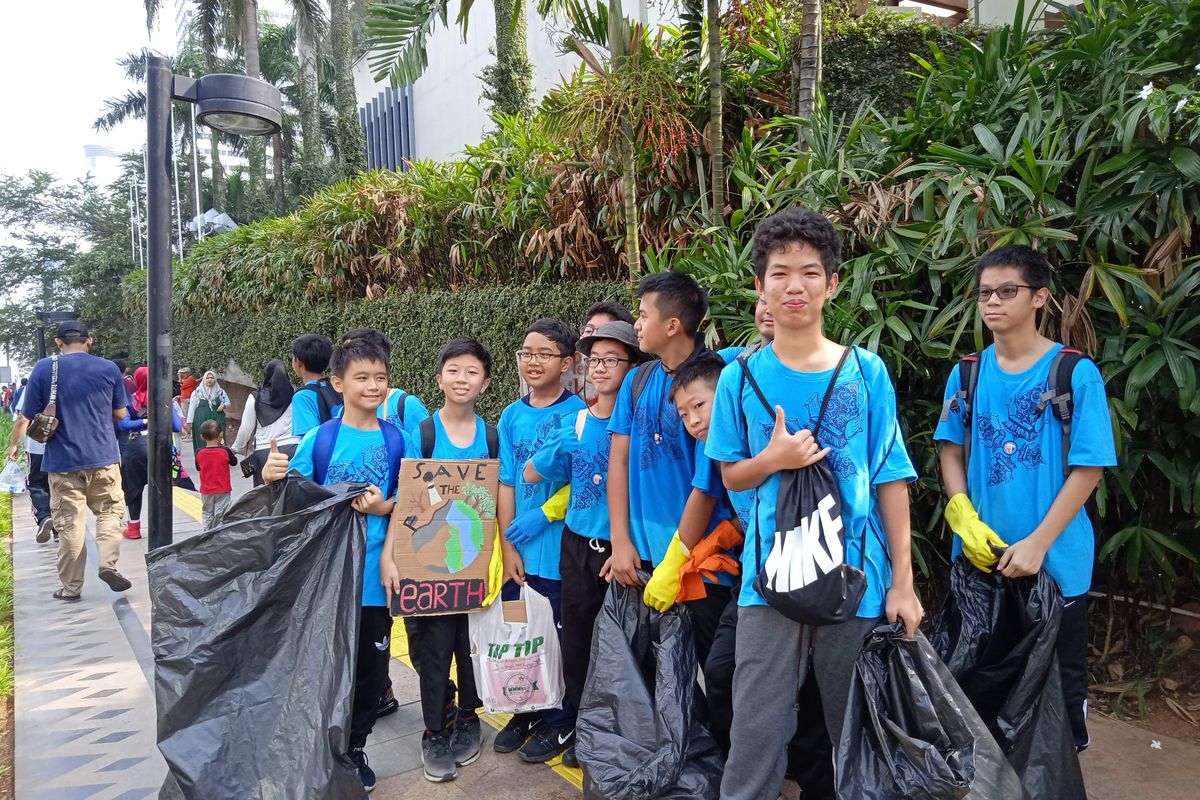 Sejumlah Siswa Kelas 7 Sekolah Menengah Pertama Kanisius Turut Serta Membersihkan Sampah di CFD