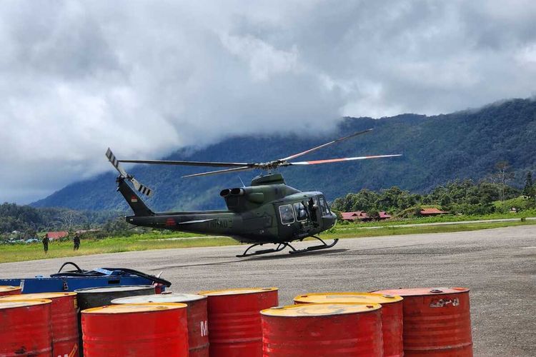 Jenazah Pratu Ferdian yang meninggal dunia karena hanyut di SUngai Digul, Pegunungan Bintang, Papua Pegunungan, dievakuasi ke Jayapura, Papua, Senin (30/1/2023)