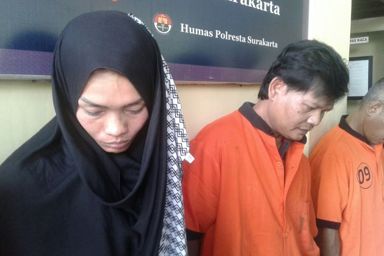 Pasutri diamankan polisi karena menjual paket sabu-sabu di Mapolresta Surakarta, Solo, Jawa Tengah, Senin (21/5/2018).