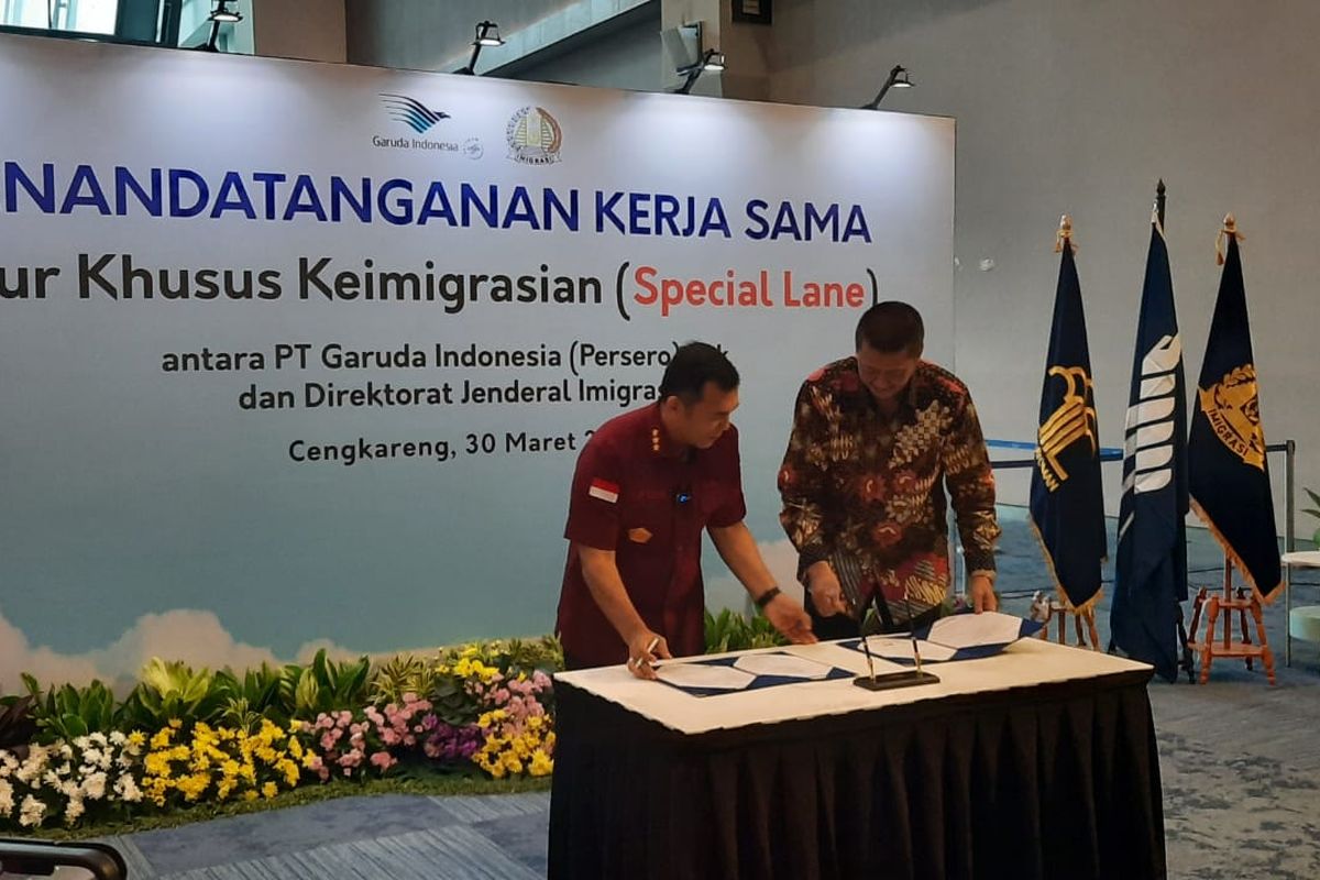 Maskapai penerbangan Garuda Indonesia bekerja sama dengan Direktorat Jenderal Imigrasi meluncurkan jalur khusus atau spesial line bagi pada penumpangnya yang baru tiba di Bandara Soekarno-Hatta, Tangerang pada Kamis (30/3/2023)..