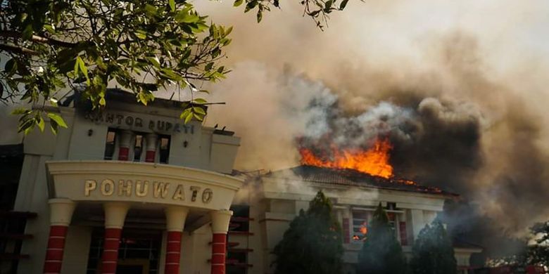Api membakar kantor bupati Pohuwato, Gorontalo, pada Kamis, 21 September silam