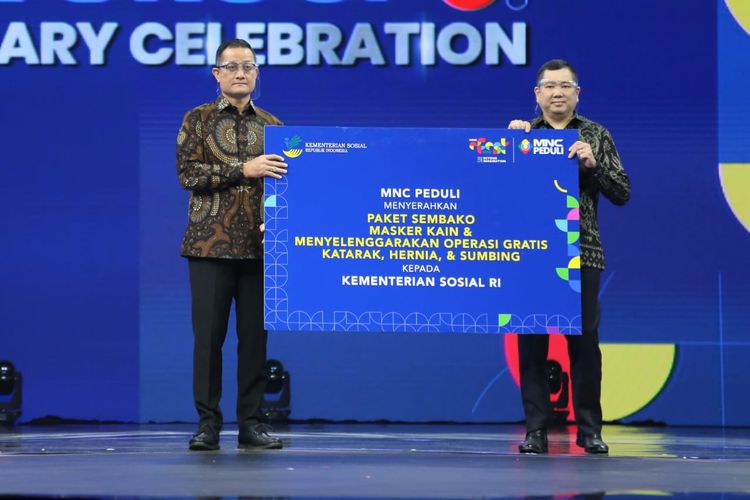 Menteri Sosial Juliari P. Batubara menerima bantuan secara simbolik dari CEO MNC Grup Hary Tanoesoedibjo pada acara HUT ke-31 MNC Grup, di Jakarta, Sabtu (7/11/2020)