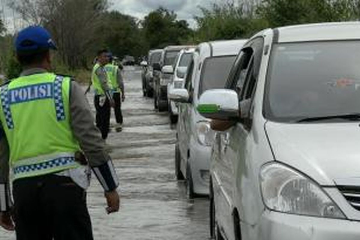 30 polisi lalu lintas disiagakan di lokasi banjir trans kalimantan